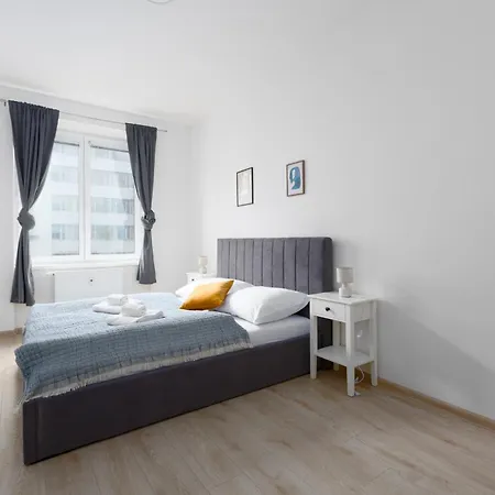 公寓 With 2 Bedrooms With Kitchen Near Metro 布拉格