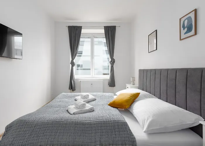 With 2 Bedrooms With Kitchen Near Metro